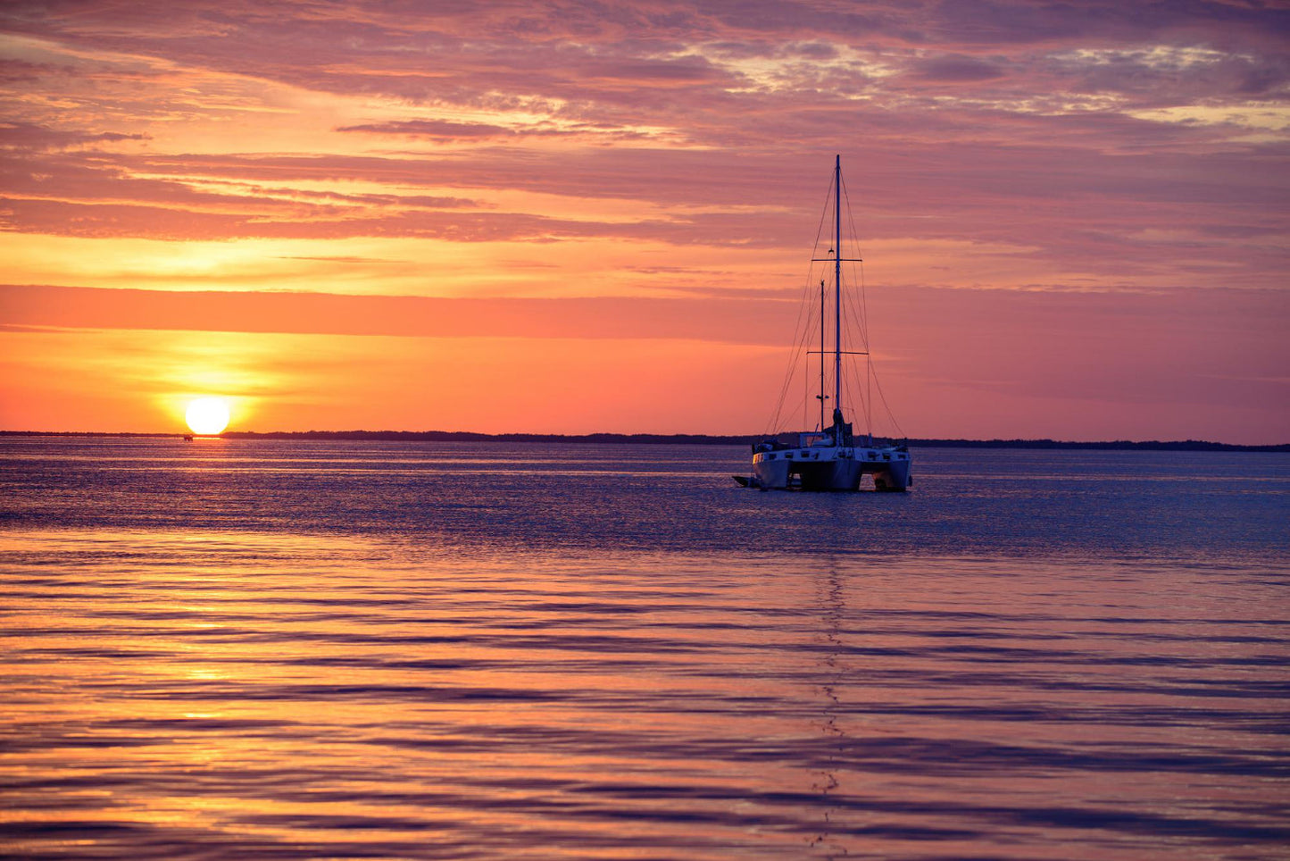 puesta de sol en velero Sitges
